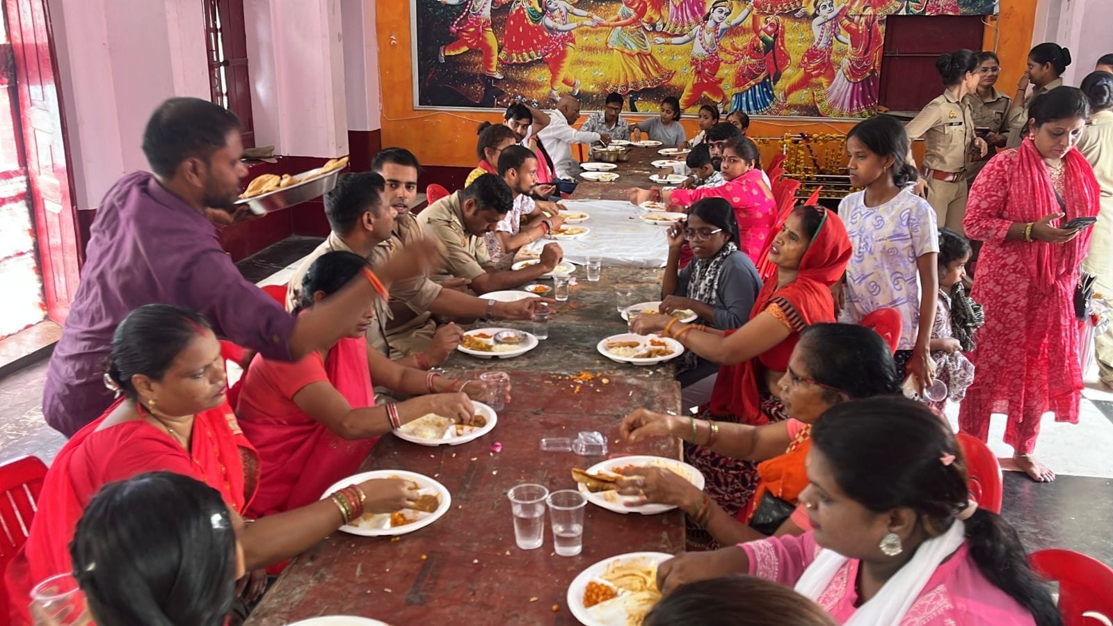 UP: After worshipping Goddess Durga in a grand pandal, sindoor was played and the immersion procession was tak