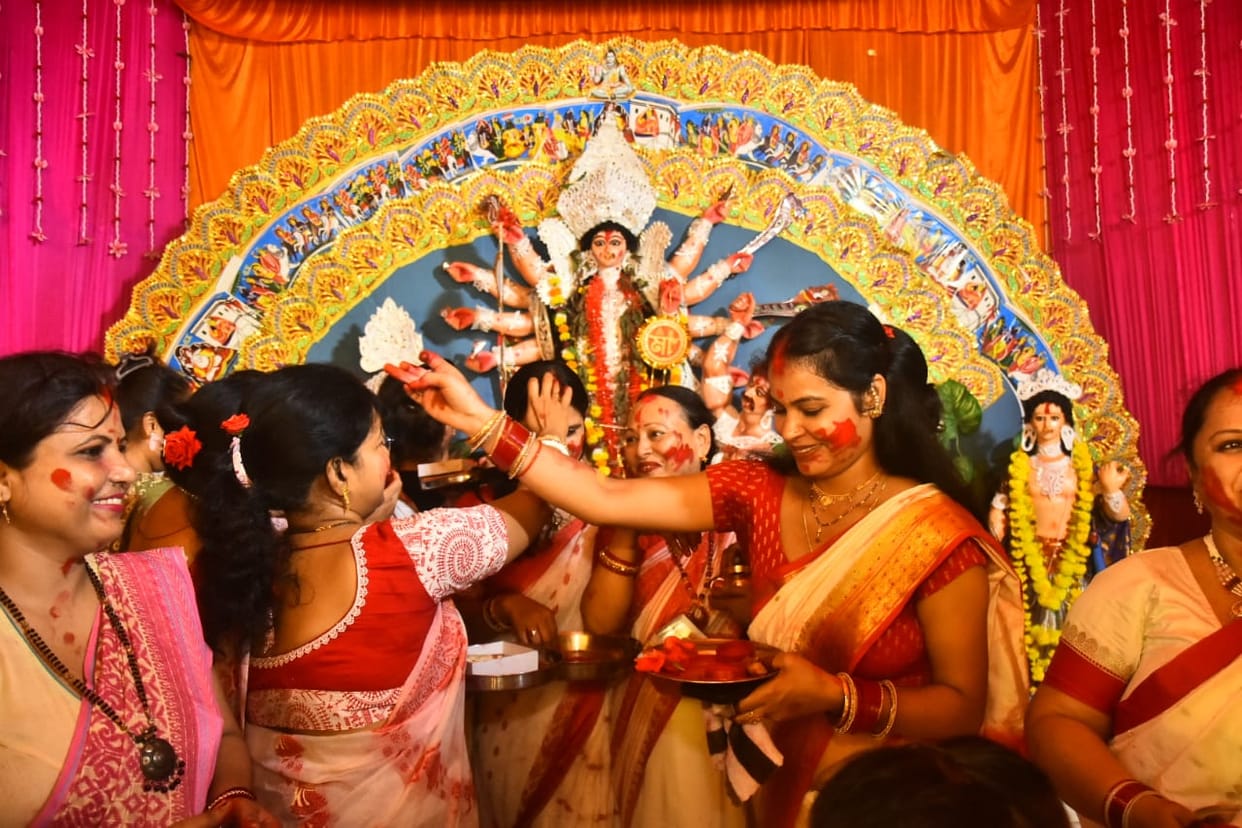 UP: After worshipping Goddess Durga in a grand pandal, sindoor was played and the immersion procession was tak
