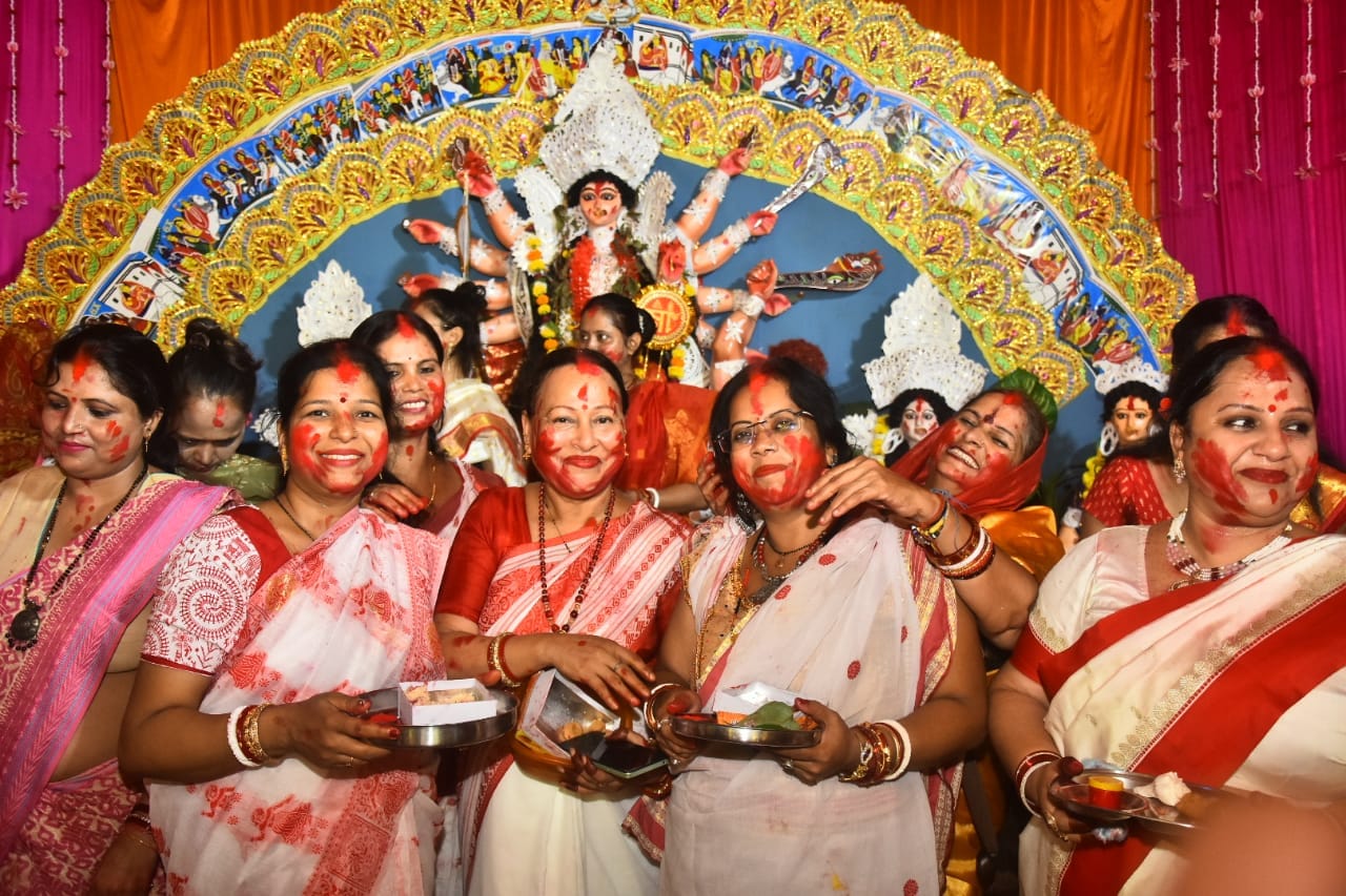 UP: After worshipping Goddess Durga in a grand pandal, sindoor was played and the immersion procession was tak