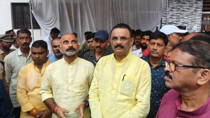 Chhannu Lal Mishra dead body reached home people gathered to pay their respect