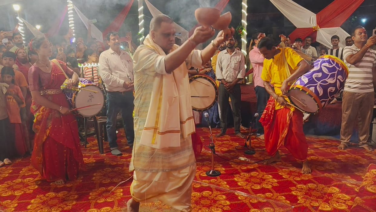 SSP Somen Barma performed Dhunuchi dance at police lines accompanied by his wife