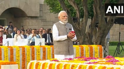 प्रधानमंत्री नरेंद्र मोदी ने भी राजघाट पर महात्मा गांधी को श्रद्धांजलि अर्पित की।