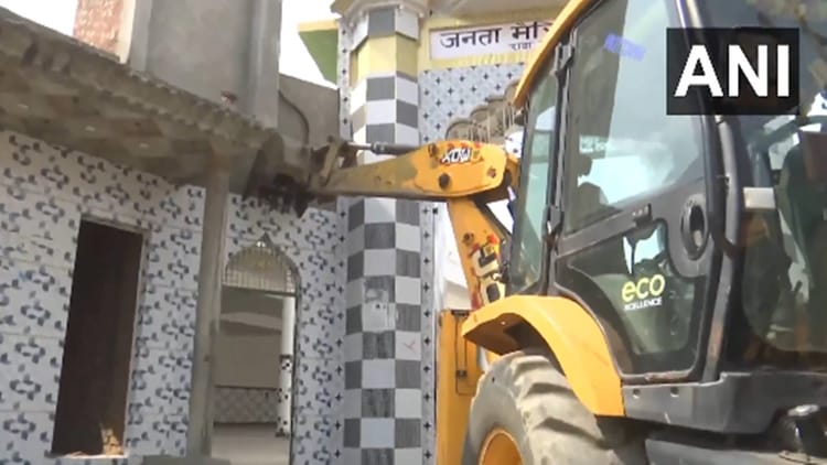 UP: संभल में अवैध निर्माण पर बुलडोजर एक्शन… धार्मिक स्थल और बरातघर गिराया गया; छावनी में तब्दील क्षेत्र