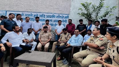 सांसद को बरेली न जाने के लिए समझाते पुलिस अधिकारी।