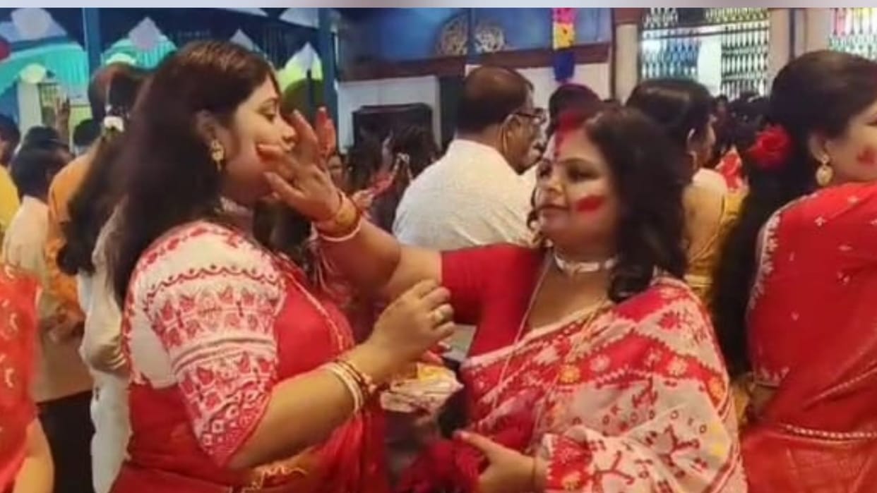 Jharkhand News: A heartfelt farewell to Goddess Durga by playing sindoor at the Bengali Durga Sthan