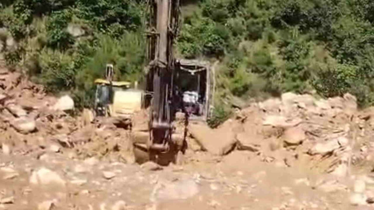 Badrinath Highway closed for six hours in Kameda hundreds of pilgrims stranded Chamoli News
