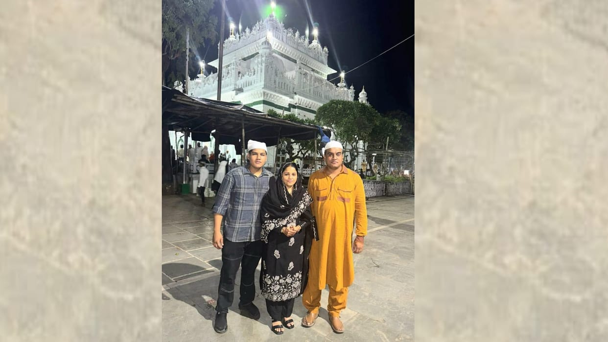 Barabanki: Former SP MLA Irfan Solanki reached Deva with his family and offered chadar.