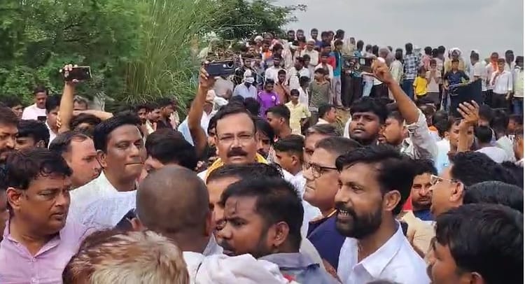 उंटगन नदी हादसा: 13 लोग डूबे, पांच की लाशें मिलीं….भाजपा सांसद चाहर पर भड़के ग्रामीण, मुर्दाबाद के लगाए नारे
