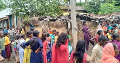 घटना के बाद लगी लोगों की भीड़।