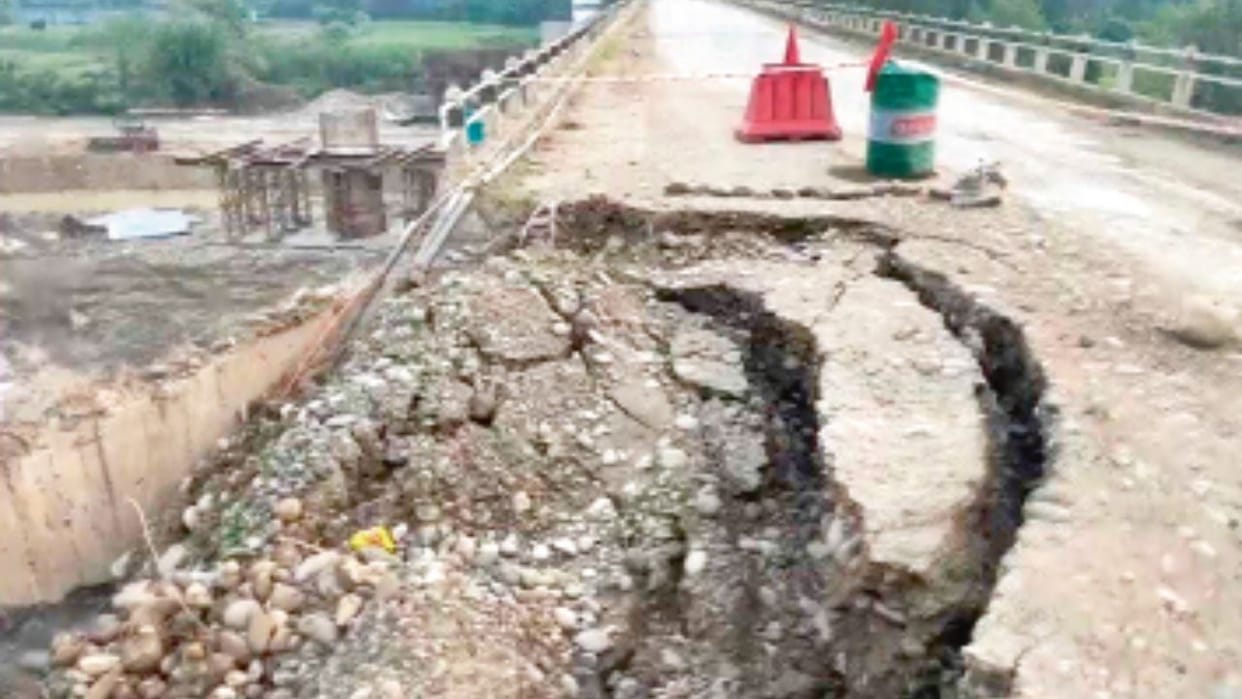 Heavy vehicle movement halted on Diyala Chak-Dhar Road, leading to heavy traffic jams up to Sallan
