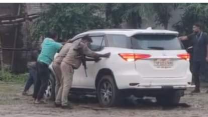 गाड़ी निकलते सुरक्षाकर्मी