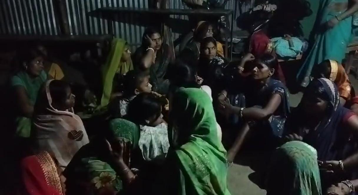 Bihar News: Horrific accident in Balan river of Begusarai, ten people buried under idol during immersion.