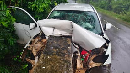 Tragic accident in Kabirdham: High-speed car hits bridge, 2 dead, 3 injured