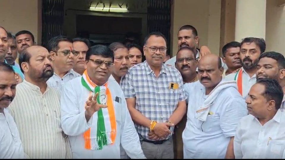 Congressmen surrounded the electricity office due to the increase in electricity bill rates and submitted a me