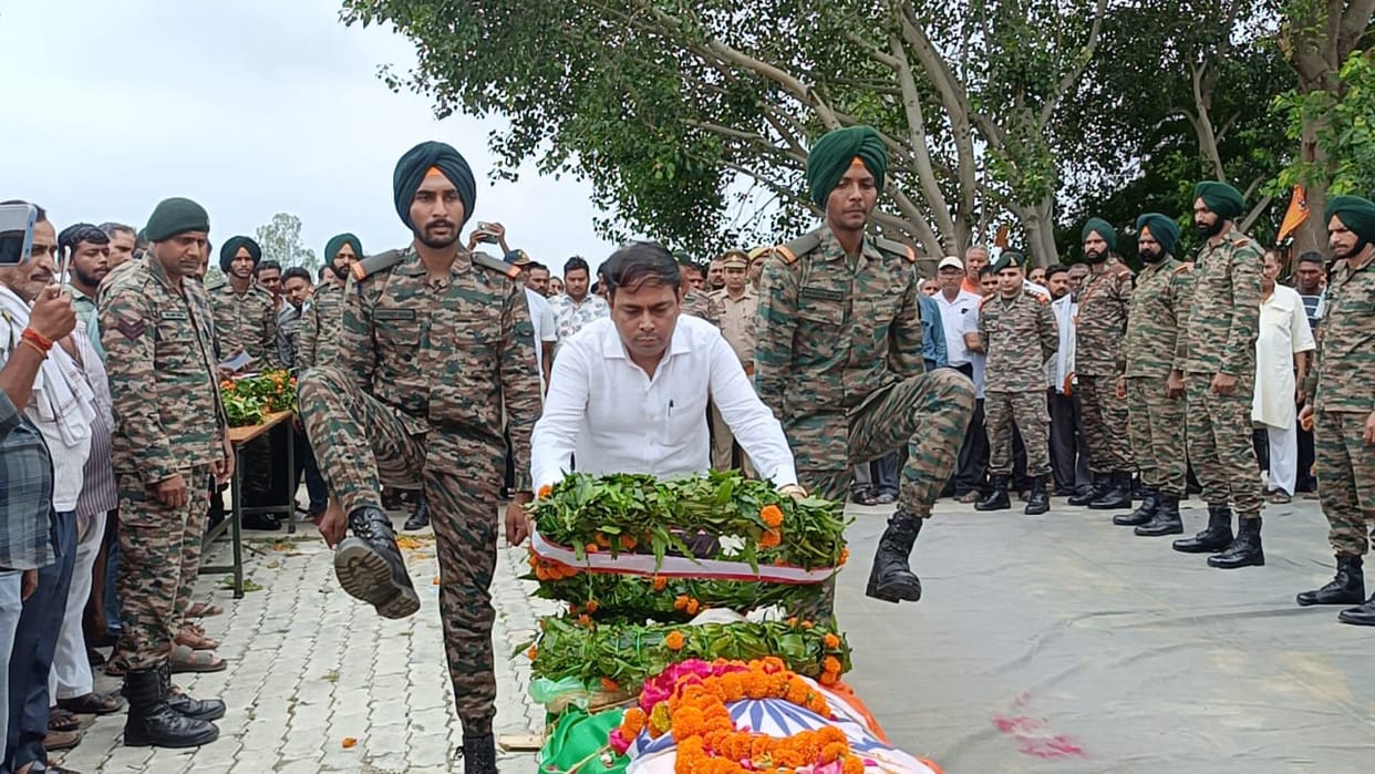 Kanpur Soldiers body reaches native village farewelled with guard of honour crowds gather for last rites