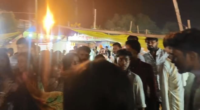 Hamirpur Women beat up a molester for molesting them police absent during the 10 minute beating