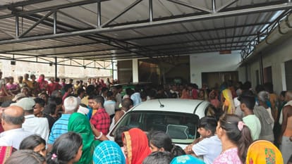 लोगों ने काटा जमकर बवाल