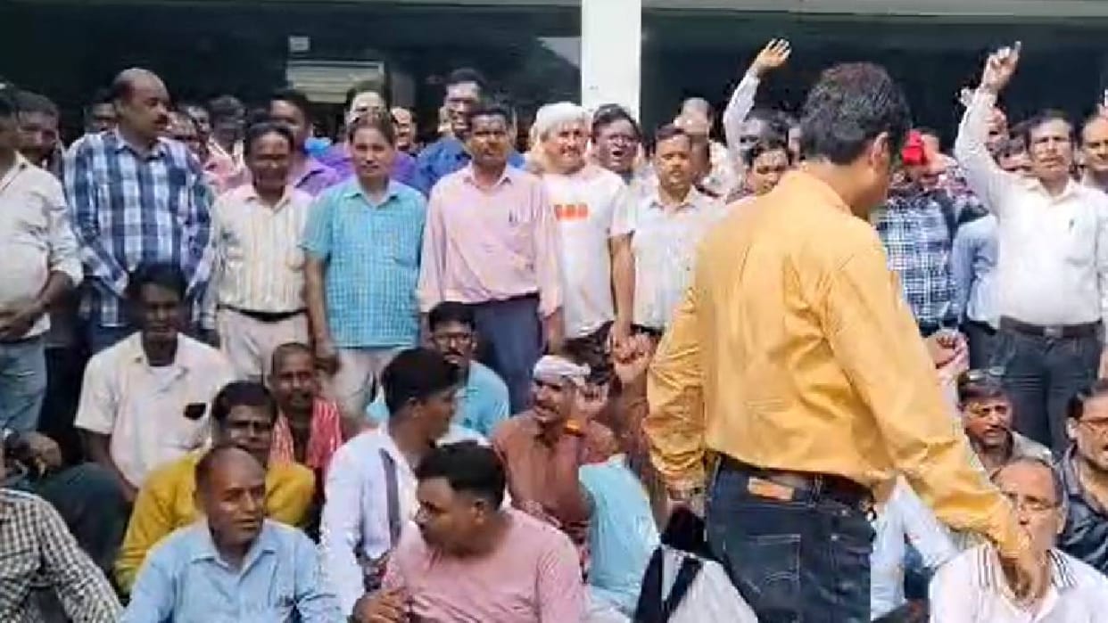 UP Employees in Sahara City express anger stage protest over non-payment of salary and PF