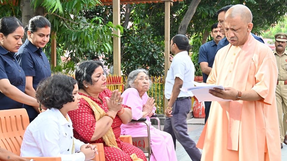 Chief Minister Yogi Adityanath listened to the problems of the people in Janta Darshan