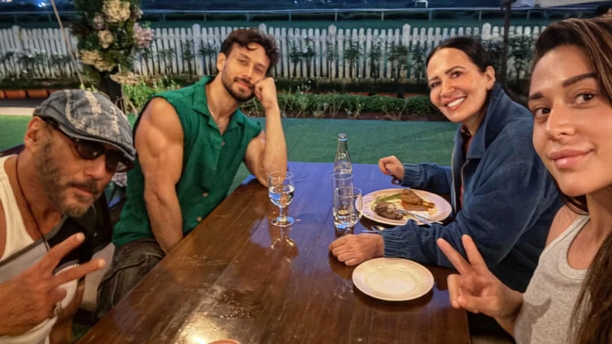 Tiger Shroff enjoys dinner with father Jackie mother Ayesha and sister Krishna