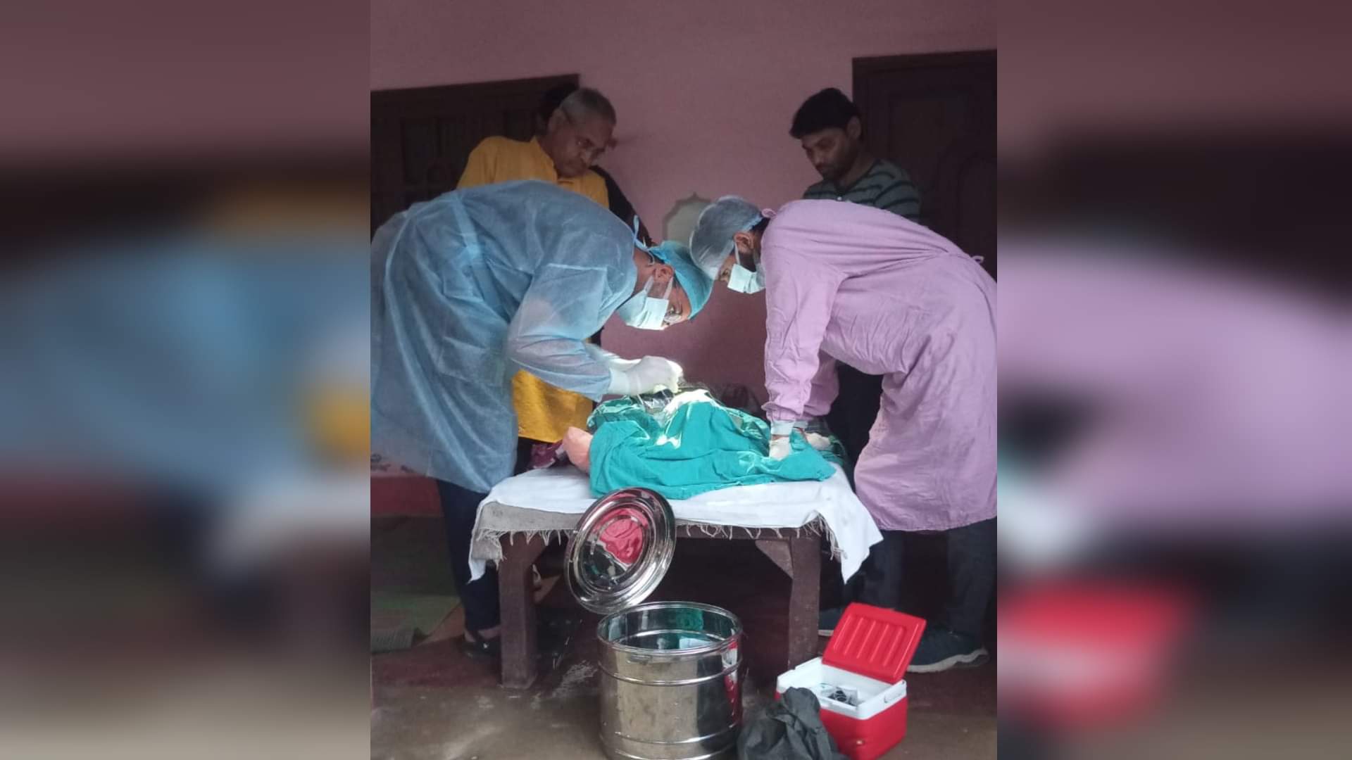 राजकुमारी की मृत्यु के बाद आपरेशन कर नेत्र निकालते जानकी कुंड अस्पताल चित्रकूट के चिकित्सक।