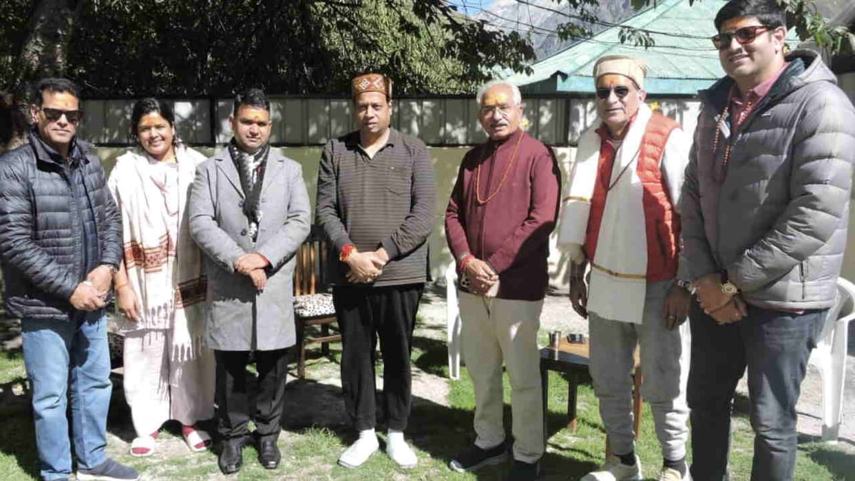 PM Modi brother Pankaj Modi arrives to visit Badrinath Dham Uttarakhand news in hindi