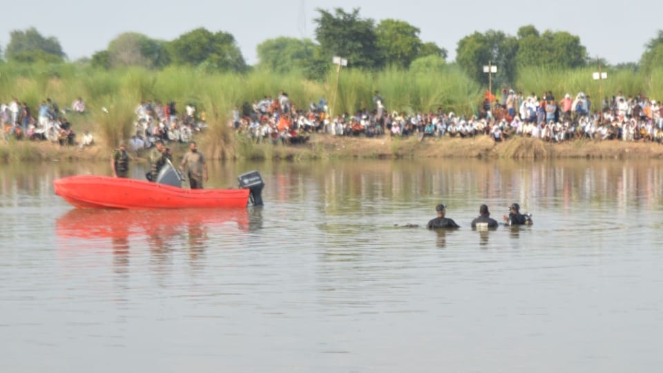 UP Agra News 12 Lost in Utangan River, 7 Still Missing Amid Tough Search Operation