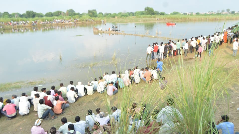 UP news 13 youths went to take bath in river out of which 12 drowned in water before immersion of idol