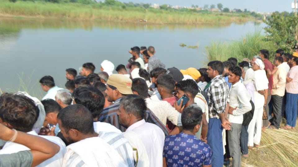 UP Agra News 12 Lost in Utangan River, 7 Still Missing Amid Tough Search Operation