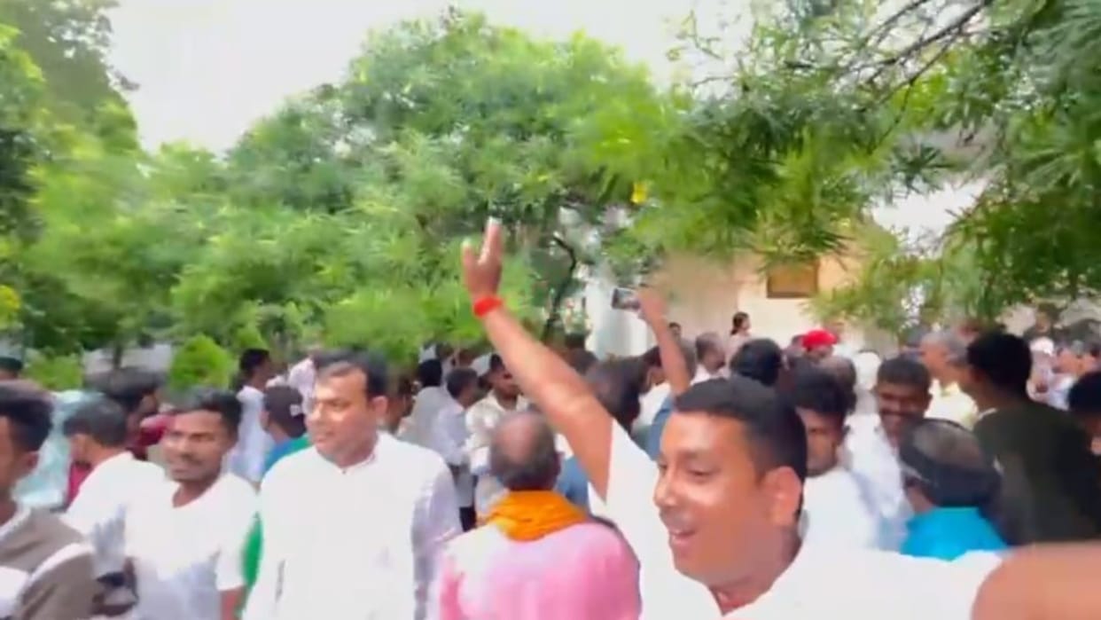 Bihar : RJD party Workers created ruckus Rabri residence against MLA Satish Das appealing Lalu yadav