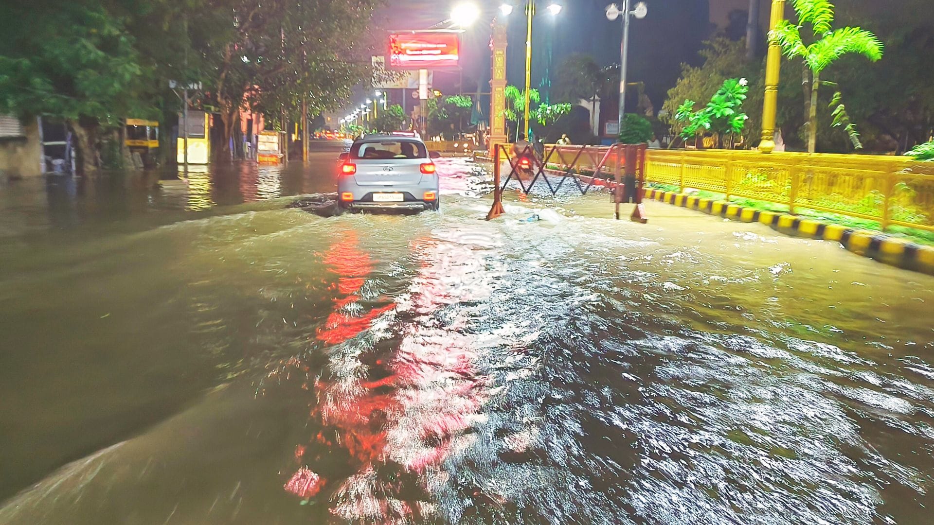 vehicle carrying oxygen cylinders gets stuck at BHU water enters emergency ward 136-year-old record is broken