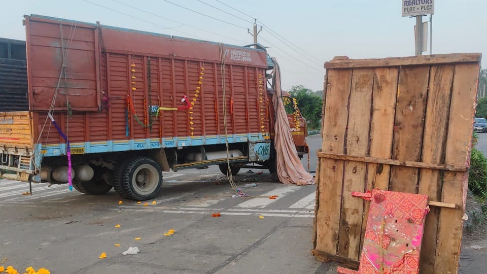 A young man died after a truck overturned in Delhi's Shahbad Dairy area