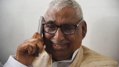 UP: Police deployed outside Mata Prasad Pandey's house in Lucknow, SP delegation to leave for Bareilly today