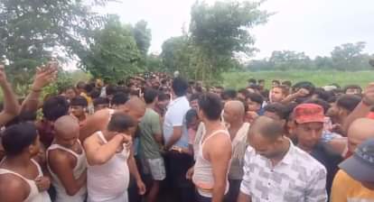 घटनास्थल पर जुटी भीड़