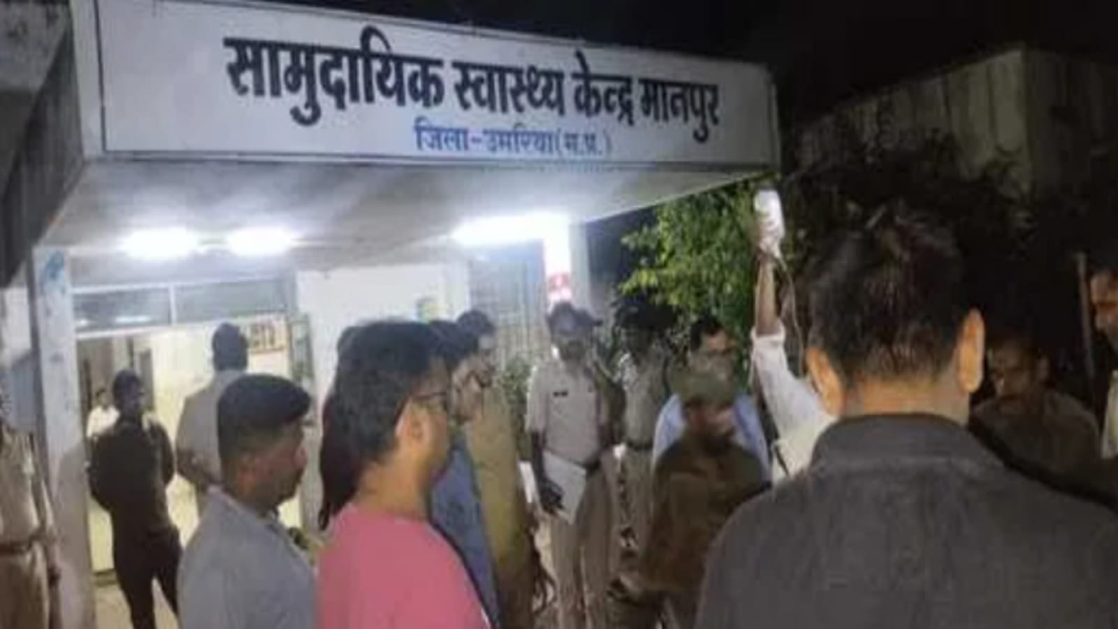 घायल को लाया गया अस्पताल।
