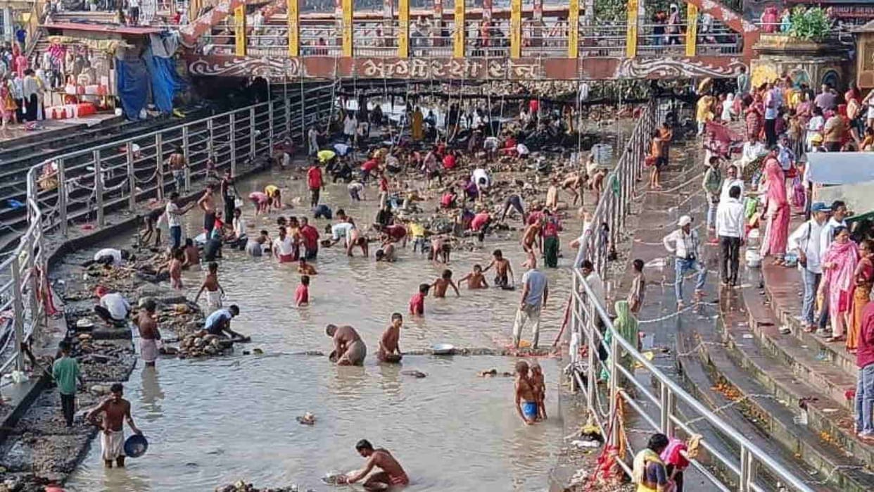 Ganges water stopped people on the ghats began to grope for coins gold and silver Haridwar news