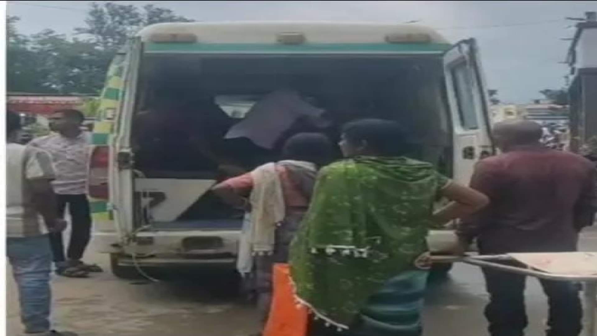 घायलों को इलाज के लिए अस्पताल ले जाते हुए