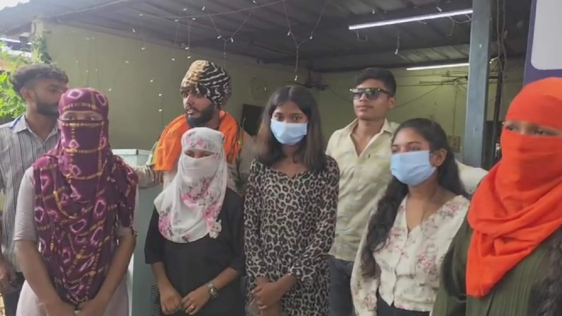 शिकायतकर्ताओं की फोटो