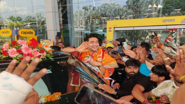 रायपुर में धीरेंद्र कृष्ण शास्त्री का भव्य स्वागत: भारत माता चौक से लेकर गुढ़ियारी तक पुष्प वर्षा, उमड़ा सैलाब