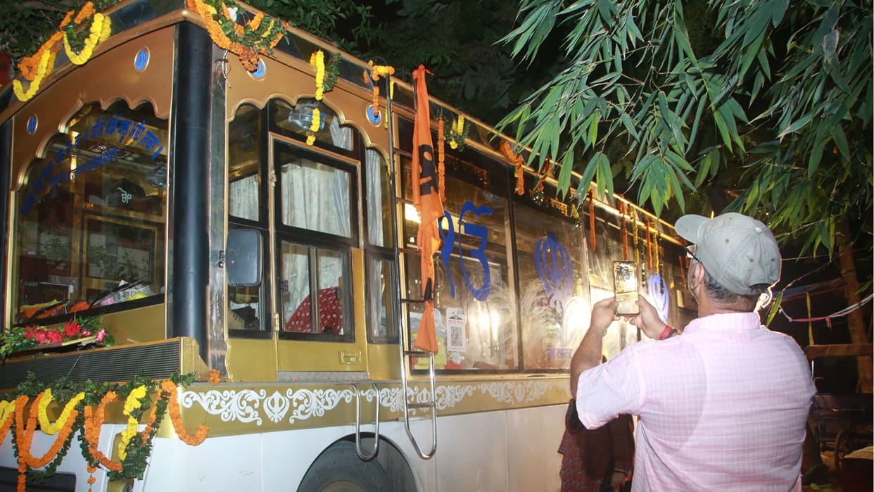Guru Tegh Bahadur Sahib 350th Jagriti Yatra welcomed at Gurudwara in Varanasi