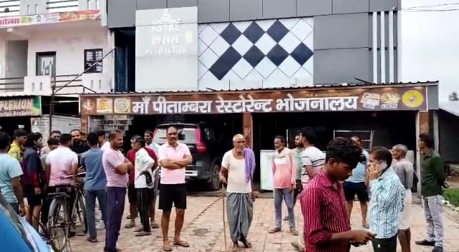 Kanpur Unknown people attacked hotel near Sadh police station at midnight created panic by firing in the air