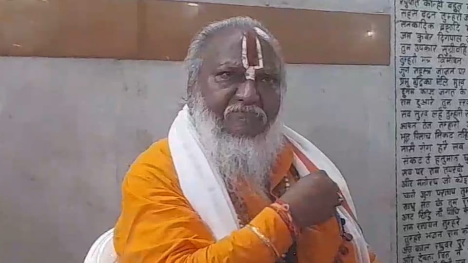 Mahant Mahendra Das at Balaji Temple in Meerut says God is not for show; love must be proven like Hanuman