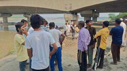 UP: पत्नी की बेवफाई से टूटा मजदूर, चार बच्चों संग यमुना में लगाई छलांग, बहन को भेजे वीडियो में बयां किया दर्द Distressed labourer jumps into Yamuna with four children in Kairana; blames wife and her lover in video