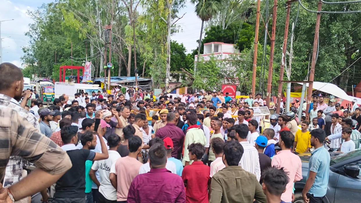 Angry over the death of an innocent child, family members blocked the Rewa highway, leading to a long queue
