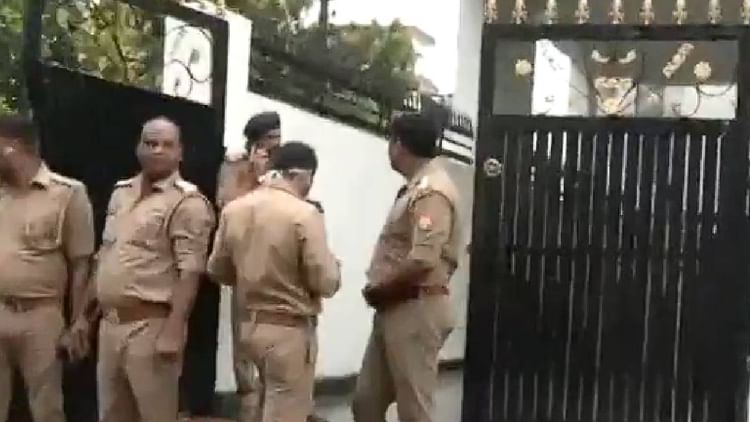 ইউপি: লখনউয়ের বিরোধী মাতা প্রসাদ পান্ডে হাউসের বাইরে থিম স্থাপন করা, এসপির প্রতিনিধি দল আজ বেরিলি যাবে ইউপি: লখনউয়ের বিরোধী মাতা প্রসাদ পান্ডে হাউসের বাইরে থিম স্থাপন করা, এসপির প্রতিনিধি দল আজ বেরিলি যাবে