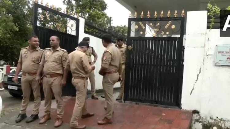बरेली में सपा डेलीगेशन की 'नो एंट्री': माता प्रसाद हाउस अरेस्ट, MP बर्क के घर पुलिस; इकरा और मलिक को भी रोका