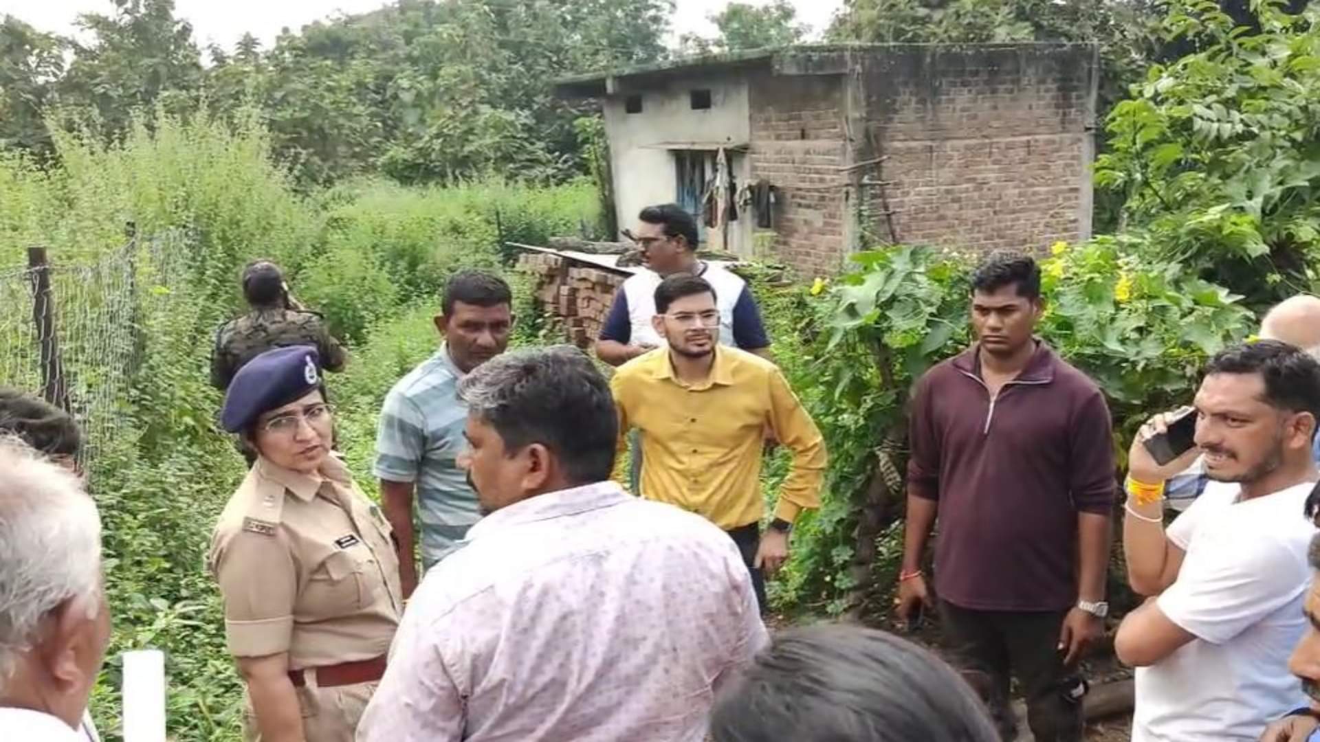 समाजजनों के साथ समझाइश करते पुलिस अधिकारी