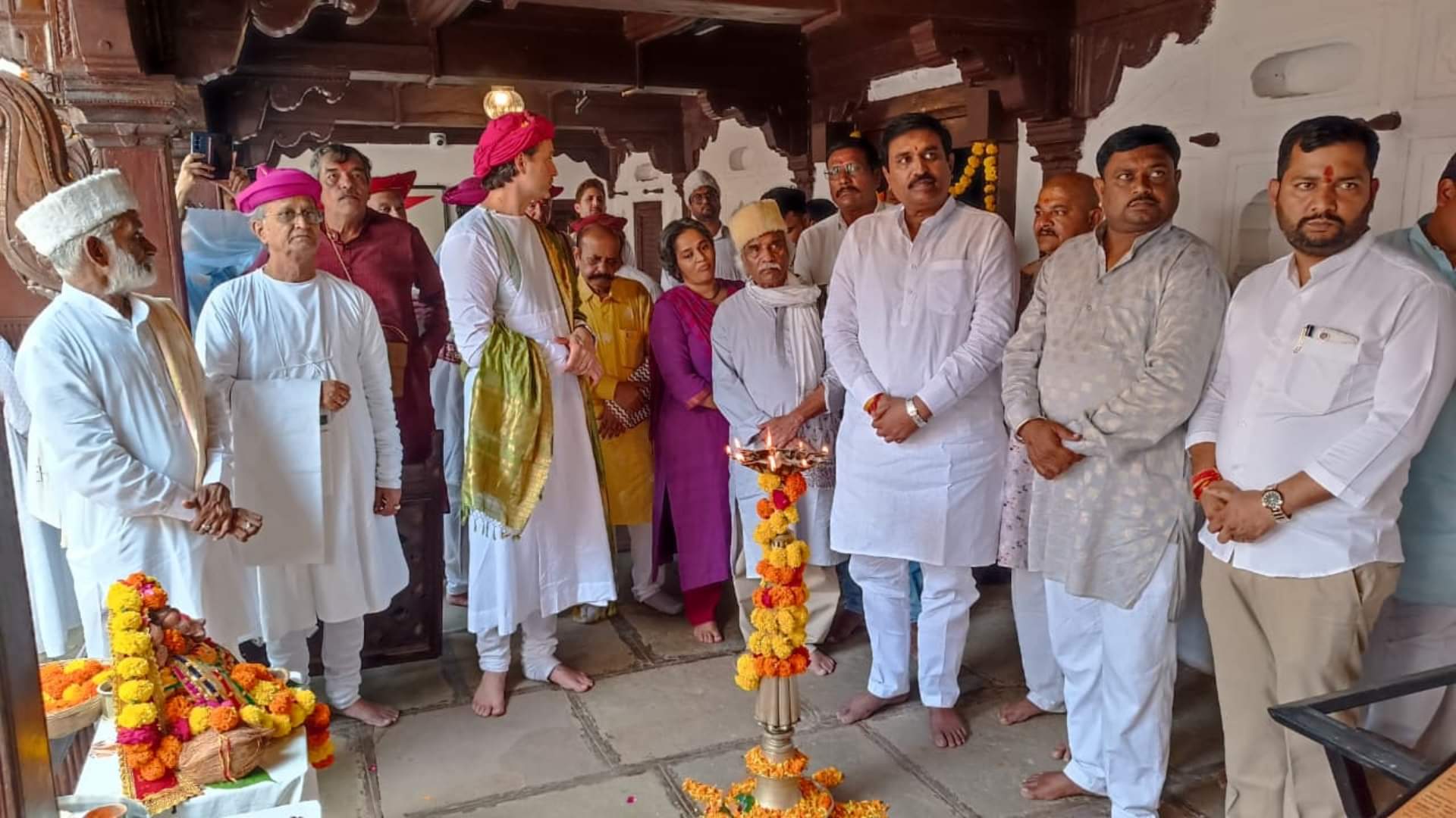 ऐतिहासिक राजवाड़ा में हुआ दशहरा मिलन समारोह