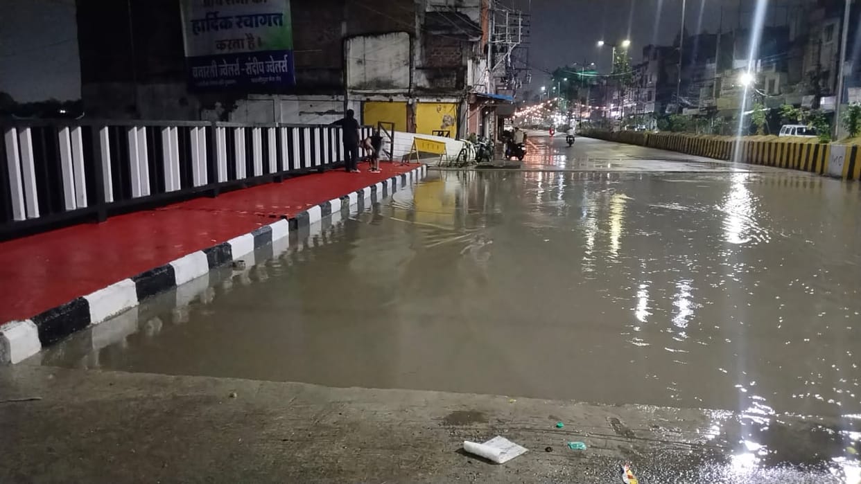 Indore: On the very first day, the newly built Malwa Mill was waterlogged and faced problems due to a gap.