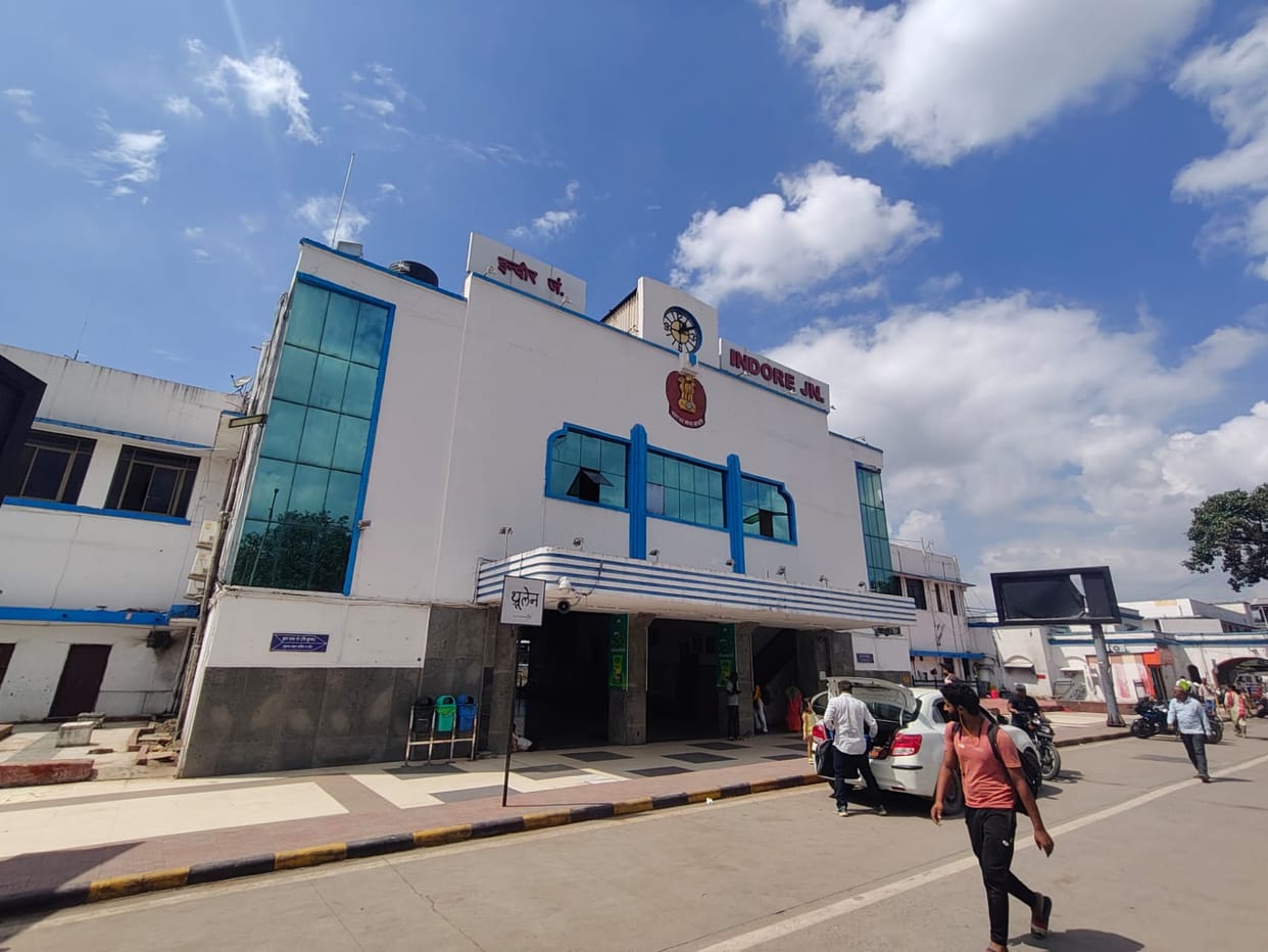Indore: Indore railway station will be ready for fifty years, work has started on one part.